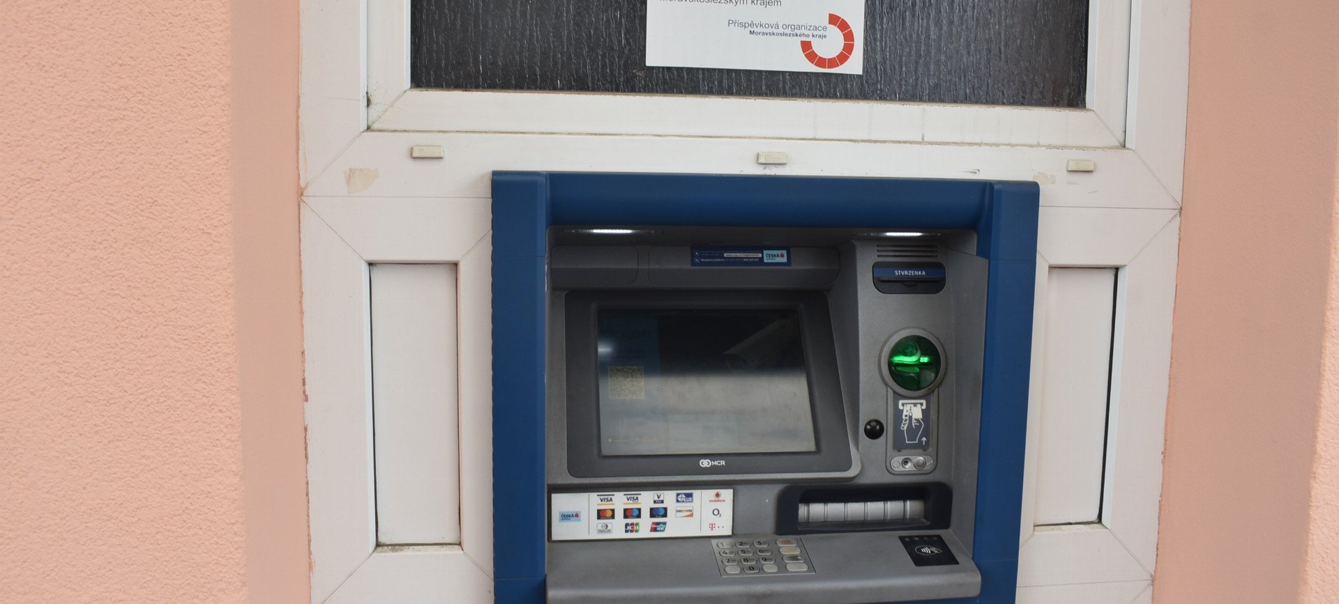 Bankomat ve vrátnici čeká výměna, bude mimo provoz
